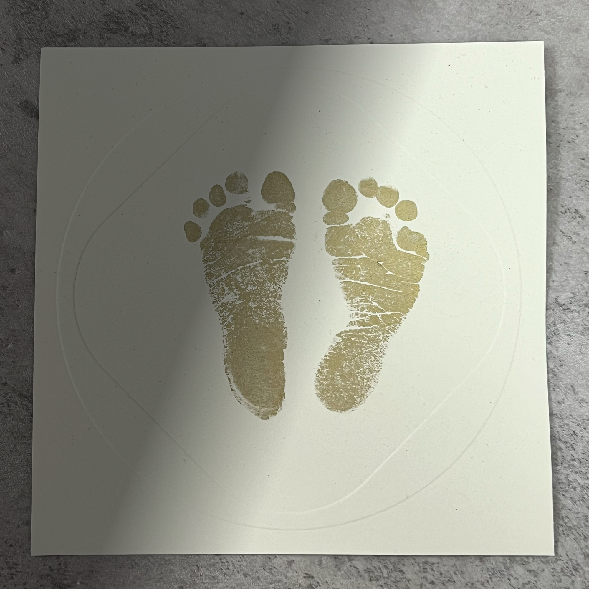 影が入った足形